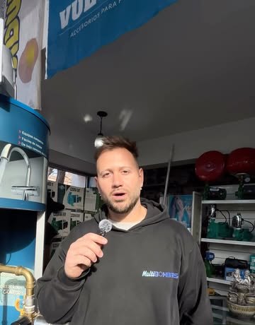 Asesor de MultiBOMBAS explicando productos